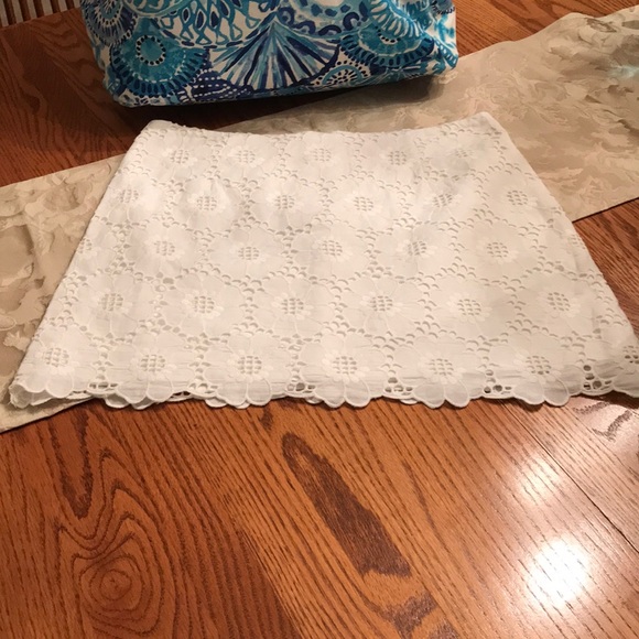 Lily Pulitzer white scalloped edge skirt. Like new - Picture 1 of 6